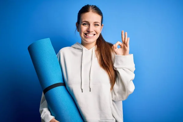 Genç Güzel Kızıl Saçlı Sporcu Kadın Mavi Arka Planda Yoga — Stok fotoğraf