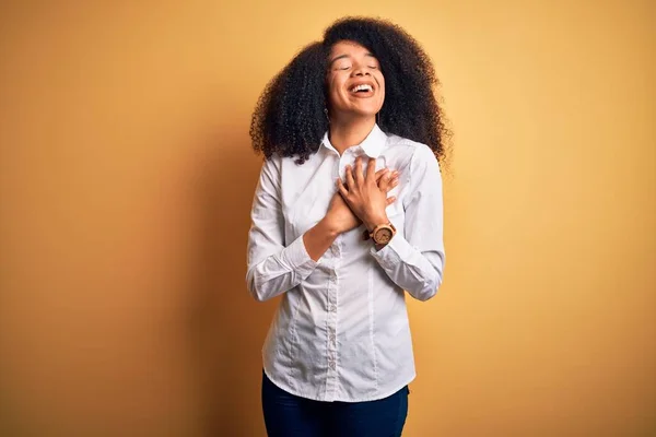 Mladá Krásná Africká Americká Elegantní Žena Afro Vlasy Stojící Nad — Stock fotografie