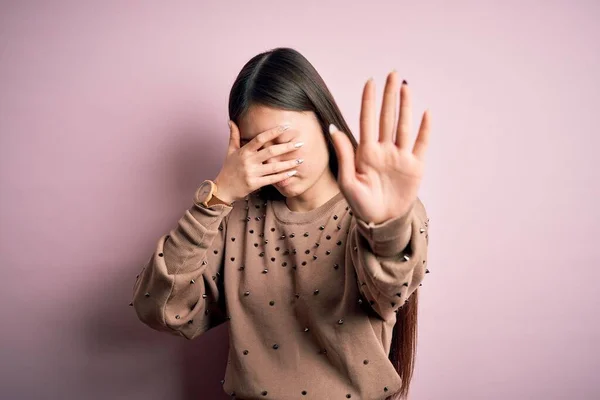 Jovem Bela Mulher Asiática Vestindo Moda Camisola Elegante Sobre Rosa — Fotografia de Stock