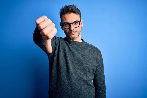 Joven Hombre Guapo Con Suéter Casual Gafas Pie Sobre Fondo —  Fotos de Stock