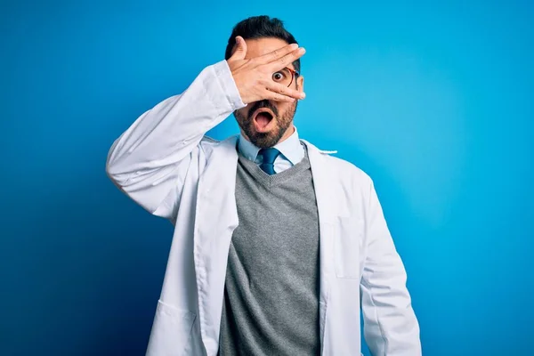 Joven Médico Guapo Con Barba Vistiendo Abrigo Gafas Sobre Fondo — Foto de Stock