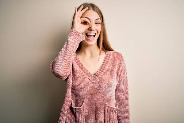 Jovem Mulher Ruiva Bonita Vestindo Suéter Casual Rosa Sobre Fundo — Fotografia de Stock