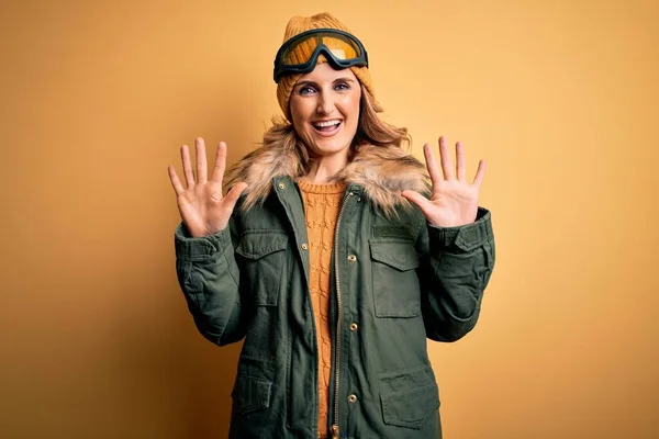 Mulher Esqui Loira Bonita Meia Idade Vestindo Roupas Esportivas Neve — Fotografia de Stock