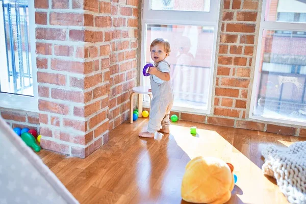 Adorável Criança Loira Brincando Torno Lotes Brinquedos Jardim Infância — Fotografia de Stock