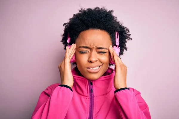 Νεαρή Αφρο Αμερικανίδα Σγουρά Μαλλιά Που Ακούει Μουσική Χρησιμοποιώντας Ροζ — Φωτογραφία Αρχείου