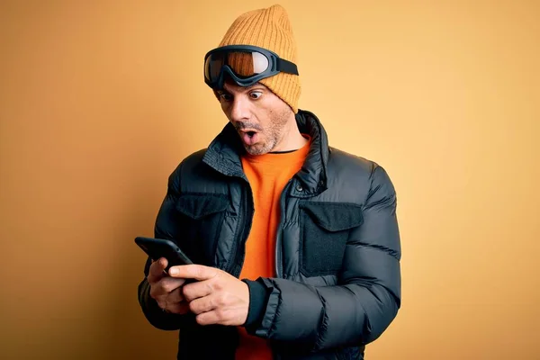 Νεαρός Όμορφος Σκιέρ Φοράει Γυαλιά Σκι Χρησιμοποιώντας Smartphone Πάνω Από — Φωτογραφία Αρχείου