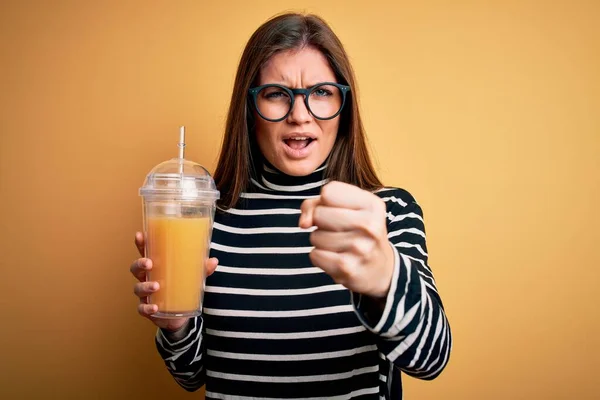 Jonge Mooie Vrouw Met Blauwe Ogen Drinken Gezonde Sinaasappelsap Gele — Stockfoto
