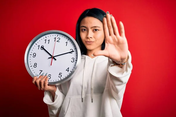 Genç Güzel Çinli Bir Kadın Büyük Bir Saat Tutuyor Kırmızı — Stok fotoğraf