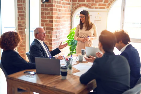 Grupo Trabajadores Negocios Sonriendo Felices Confiados Una Reunión Trabajando Juntos — Foto de Stock