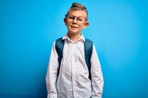 Pequeño Niño Estudiante Caucásico Joven Con Gafas Inteligentes Bolso Escuela — Foto de Stock