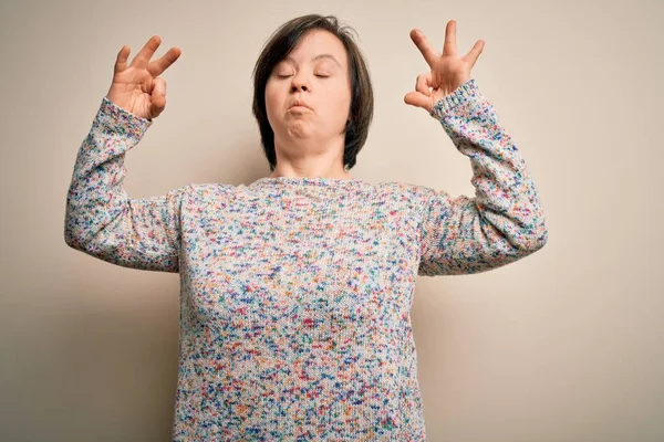 Jonge Syndroom Vrouw Staande Geïsoleerde Achtergrond Ontspannen Glimlachen Met Ogen — Stockfoto