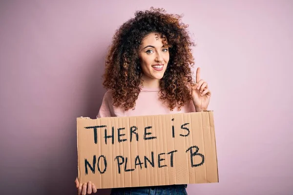 Молодая Красивая Активистка Вьющимися Волосами Пронзительным Протестом Просящая Изменить Планету — стоковое фото