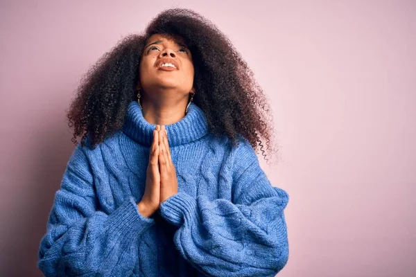 Jonge Mooie Afro Amerikaanse Vrouw Met Afro Haar Dragen Wintertrui — Stockfoto