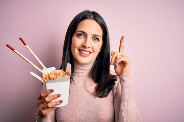 Jovem Morena Segurando Entrega Takeaway Caixa Papel Sobre Fundo Amarelo — Fotografia de Stock