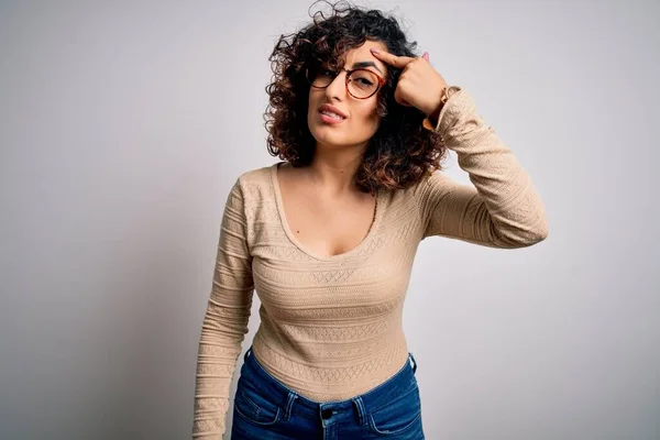 Mladá Krásná Kudrnatá Arabka Neformálním Tričku Brýlích Bílém Pozadí Ukazující — Stock fotografie