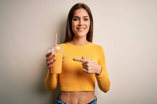 Giovane Bella Donna Bruna Che Beve Succo Arancia Sano Sfondo — Foto Stock