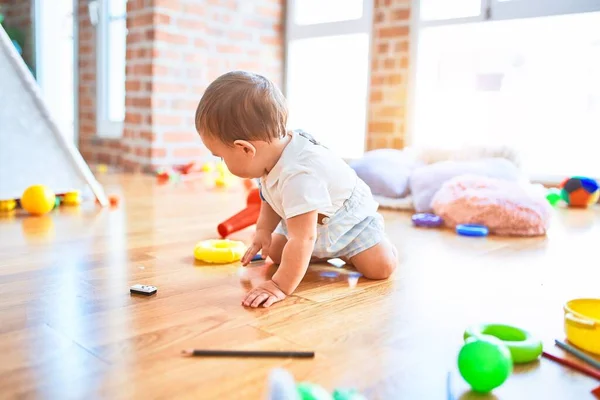 Criança Adorável Rastejando Torno Lotes Brinquedos Jardim Infância — Fotografia de Stock
