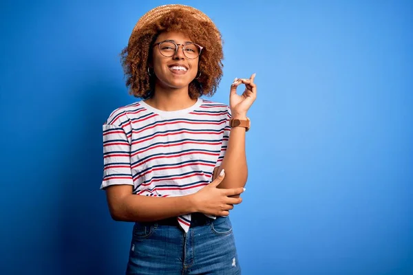 Afro Amerikaanse Vrouw Met Krullend Haar Vakantie Met Zomerhoed Gestreept — Stockfoto