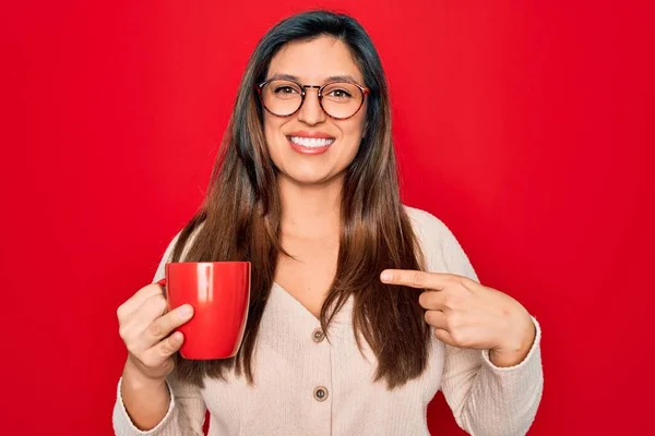 Νεαρή Ισπανίδα Γυναίκα Που Φοράει Γυαλιά Πίνοντας Ένα Φλιτζάνι Καφέ — Φωτογραφία Αρχείου