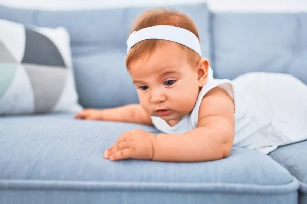 Schattige Baby Liggend Bank Thuis Pasgeboren Ontspannen Rusten Comfortabel — Stockfoto