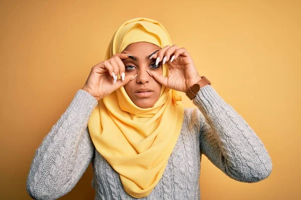 Joven Chica Afroamericana Hermosa Usando Hijab Musulmán Sobre Fondo Amarillo — Foto de Stock