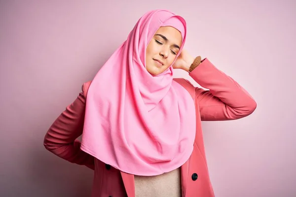 Молодая Красивая Девушка Мусульманском Хиджабе Стоя Изолированном Розовом Фоне Страдает — стоковое фото