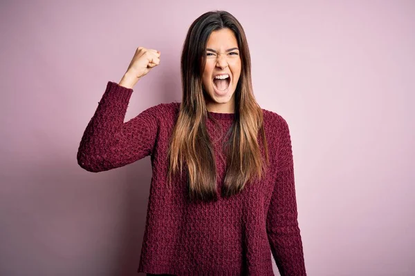 Joven Chica Hermosa Con Suéter Casual Sobre Fondo Rosa Aislado — Foto de Stock