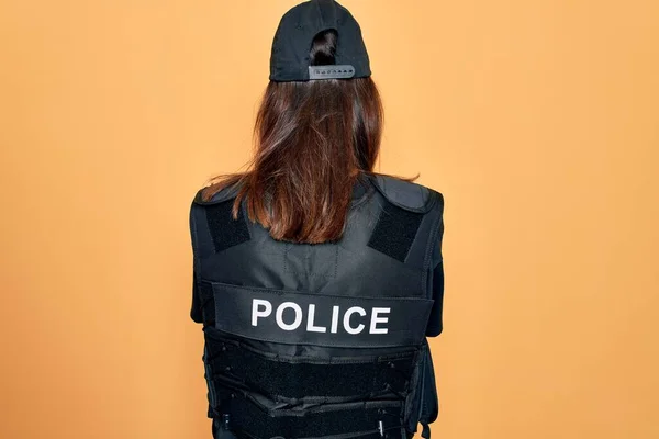 Jovem Bela Policial Morena Vestindo Uniforme Policial Prova Balas Boné — Fotografia de Stock