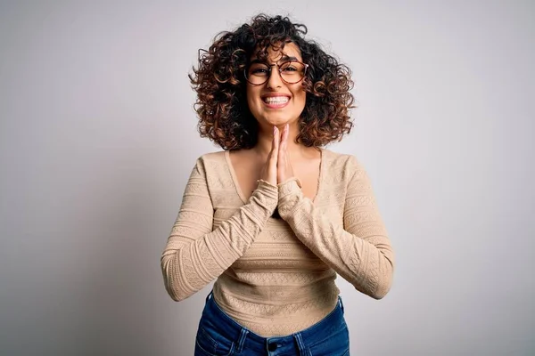 Genç Güzel Kıvırcık Arap Kadın Günlük Tişört Gözlüklerle Beyaz Arka — Stok fotoğraf