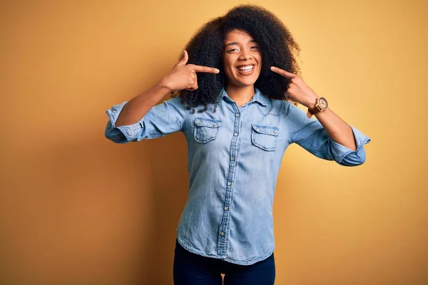 Young Beautiful African American Woman Afro Hair Standing Yellow Isolated — Stock Photo, Image