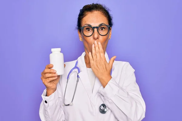 Medico Professionista Anziano Mezza Età Donna Possesso Pillole Farmaceutiche Coprire — Foto Stock