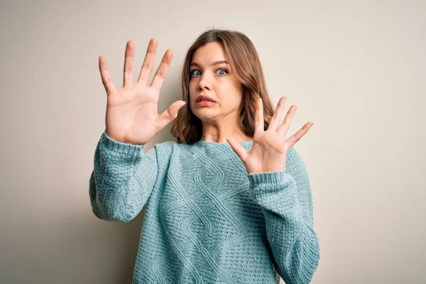 Ung Blond Flicka Bär Casual Blå Vinter Tröja Över Isolerad — Stockfoto