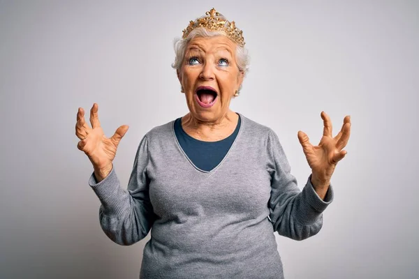 Senior Hermosa Mujer Pelo Gris Con Corona Oro Reina Sobre — Foto de Stock