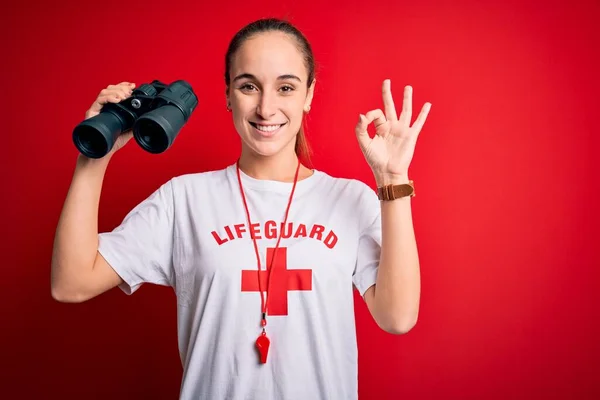 Junge Schöne Rettungsschwimmerin Trägt Shirt Mit Rotem Kreuz Und Trillerpfeife — Stockfoto