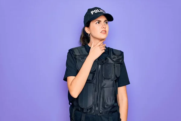 Mujer Joven Policía Que Usa Uniforme Chaleco Antibalas Seguridad Sobre — Foto de Stock