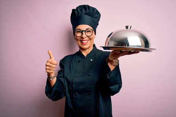 Medelålders Brunett Kock Kvinna Bär Spis Uniform Och Hatt Innehav — Stockfoto