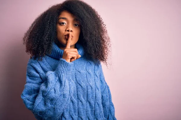 Joven Mujer Afroamericana Hermosa Con Pelo Afro Usando Suéter Invierno —  Fotos de Stock