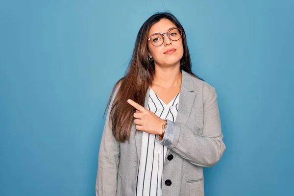 Jonge Spaanse Zakenvrouw Met Een Bril Een Blauwe Geïsoleerde Achtergrond — Stockfoto