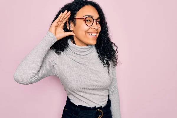 Jonge Afro Amerikaanse Vrouw Draagt Coltrui Bril Roze Achtergrond Glimlachend — Stockfoto