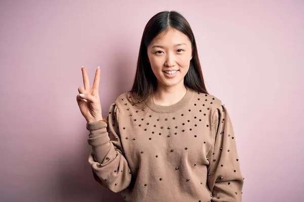 Jovem Bela Mulher Asiática Vestindo Moda Camisola Elegante Sobre Rosa — Fotografia de Stock