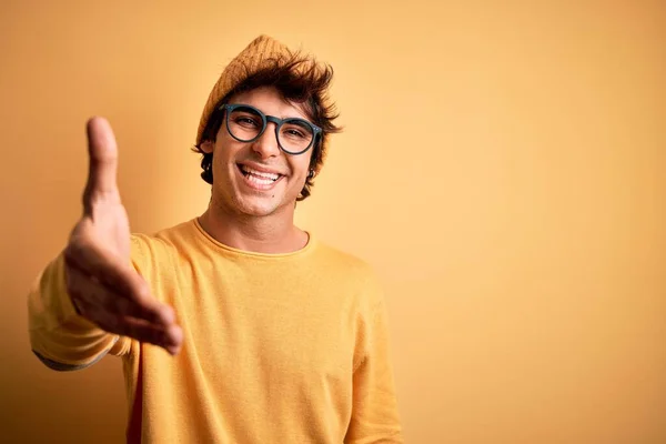 Sarı Arka Planda Rahat Bir Tişört Gözlük Takan Yakışıklı Genç — Stok fotoğraf