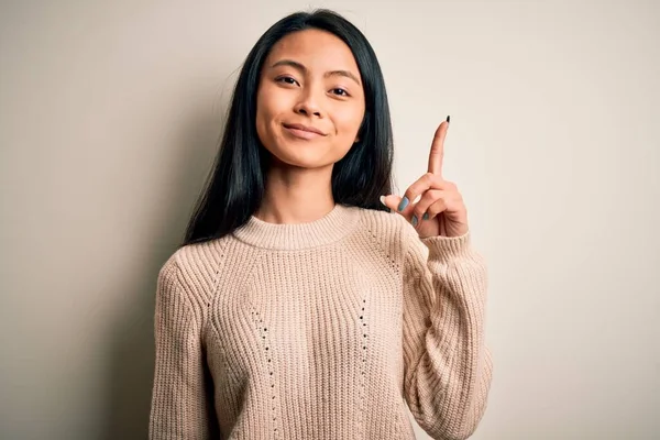 Ung Vacker Kinesisk Kvinna Bär Casual Tröja Över Isolerad Vit — Stockfoto