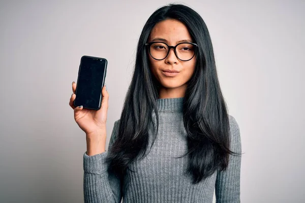 Ung Vacker Kinesisk Kvinna Som Håller Smartphone Över Isolerad Vit — Stockfoto