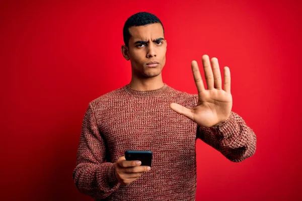 Przystojny Afroamerykanin Rozmawiający Przy Użyciu Smartfona Czerwonym Tle Otwartą Ręką — Zdjęcie stockowe