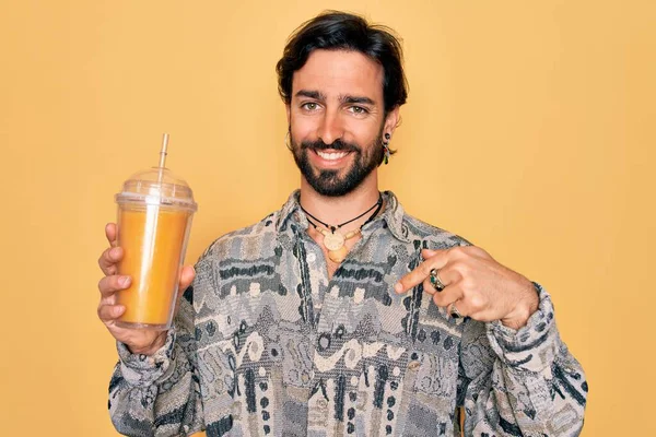 Jovem Elegante Hispânico Boêmio Hipster Homem Com Urso Beber Suco — Fotografia de Stock