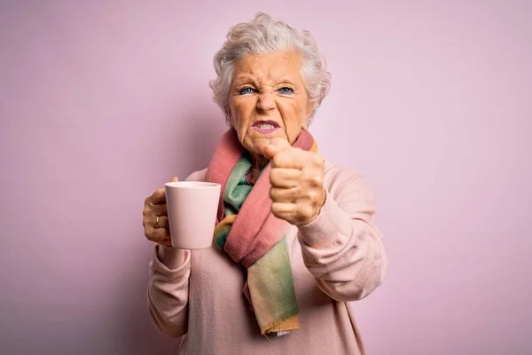 Starsza Piękna Siwowłosa Kobieta Pije Kubek Kawy Odizolowanym Różowym Tle — Zdjęcie stockowe