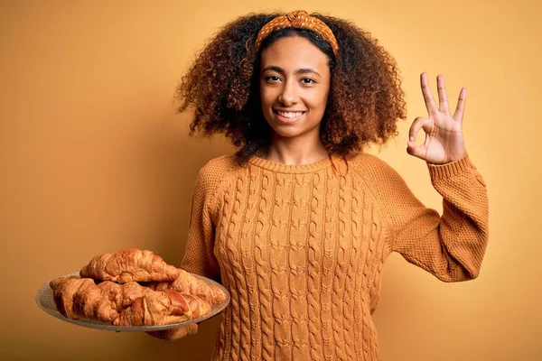 Jovem Mulher Afro Americana Com Cabelo Afro Segurando Croissants Sobre — Fotografia de Stock