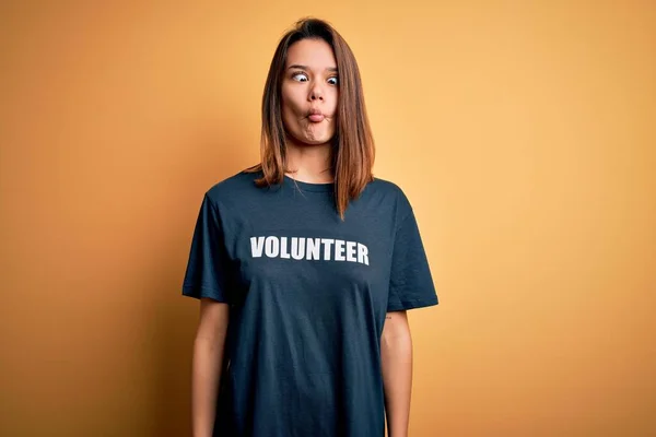 Νεαρή Όμορφη Μελαχρινή Κοπέλα Κάνει Εθελοντισμό Φορώντας Shirt Εθελοντική Λέξη — Φωτογραφία Αρχείου
