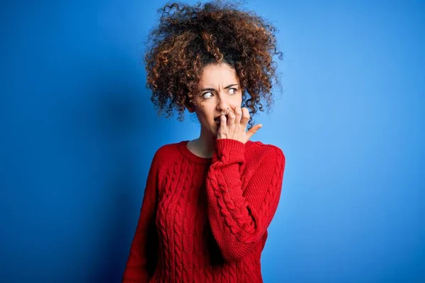 Mulher Bonita Nova Com Cabelo Encaracolado Piercing Vestindo Camisola Vermelha — Fotografia de Stock