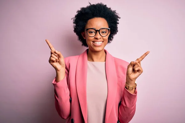 Jeune Belle Afro Afro Américaine Femme Affaires Aux Cheveux Bouclés — Photo